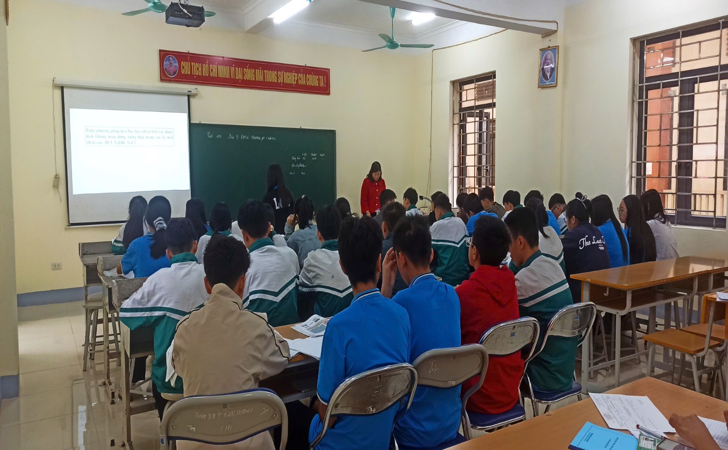 'A group of people sitting in chairs in a classroom

Description automatically generated'