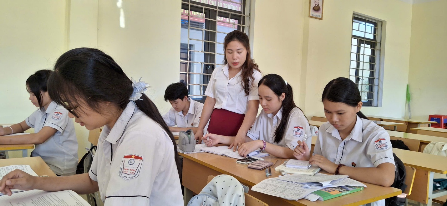 'A group of students in a classroom
Description automatically generated'