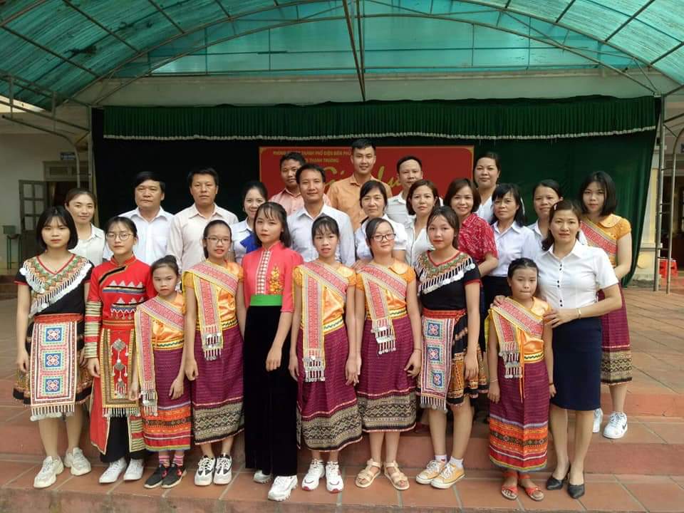 GIAO LƯU GIỮA TRƯỜNG THCS THANH TRƯỜNG VỚI ĐOÀN CÁN BỘ BA TỈNH BẮC LÀO