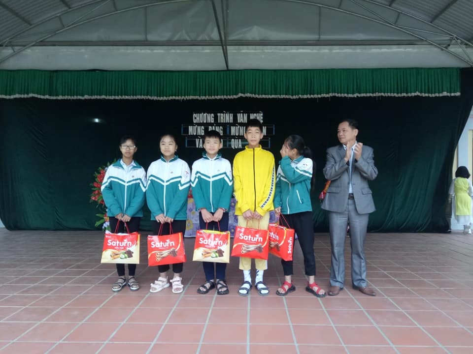 TRAO QUÀ TẾT CHO HỌC SINH NGHÈO XUÂN KỶ HỢI 2019