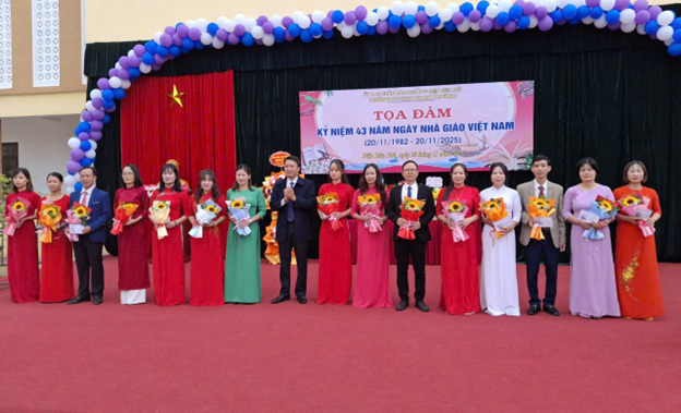 TRƯỜNG TH-THCS THANH TRƯỜNG TRANG TRỌNG TOẠ ĐÀM KỶ NIỆM 43 NĂM NGÀY NHÀ GIÁO VIỆT NAM