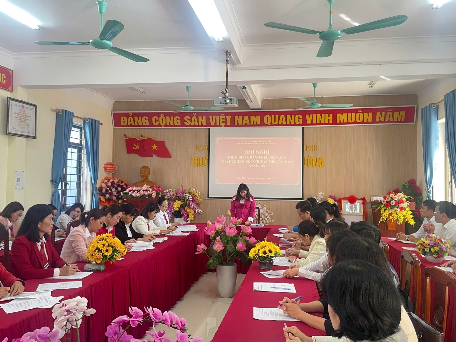 CHI BỘ TRƯỜNG TH – THCS THANH TRƯỜNG TỔ CHỨC HỘI NGHỊ KIỂM ĐIỂM, ĐÁNH GIÁ, XẾP LOẠI CHẤT LƯỢNG ĐỐI VỚI TẬP THỂ, CÁ NHÂN NĂM 2025